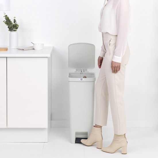 Кош за смет с педал Brabantia StepUp 40L, Light Grey Кош за смет с педал Brabantia StepUp 40L, Light Grey
