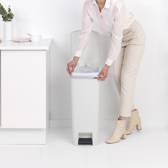 Кош за смет с педал Brabantia StepUp 40L, Light Grey Кош за смет с педал Brabantia StepUp 40L, Light Grey