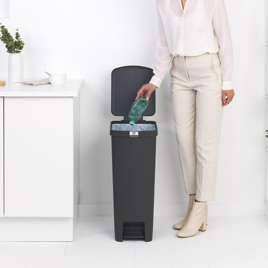 Кош за смет с педал Brabantia StepUp 40L, Dark Grey Кош за смет с педал Brabantia StepUp 40L, Dark Grey