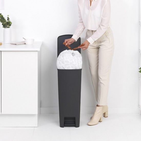 Кош за смет с педал Brabantia StepUp 40L, Dark Grey Кош за смет с педал Brabantia StepUp 40L, Dark Grey