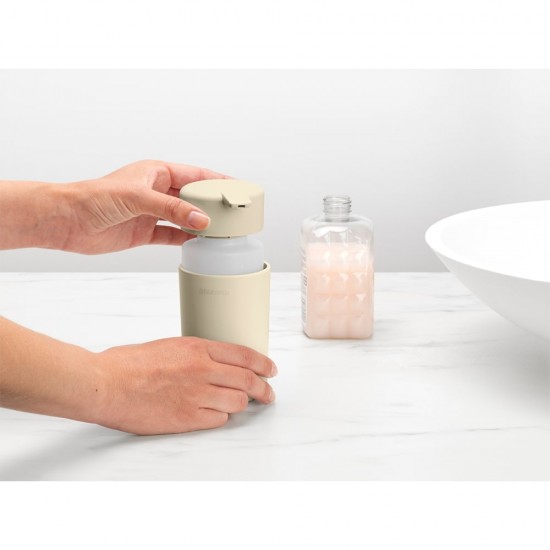 Дозатор за течен сапун Brabantia ReNew Soft Beige Дозатор за течен сапун Brabantia ReNew Soft Beige