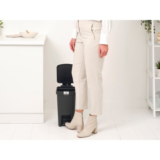 Кош за смет с педал Brabantia StepUp 10L, Dark Grey Кош за смет с педал Brabantia StepUp 10L, Dark Grey