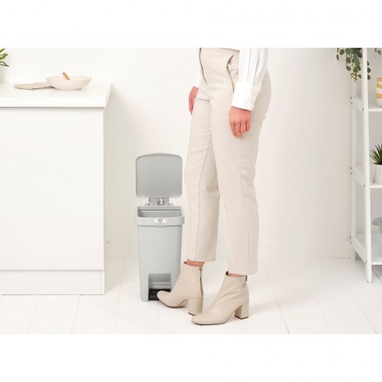 Кош за смет с педал Brabantia StepUp 10L, Light Grey Кош за смет с педал Brabantia StepUp 10L, Light Grey
