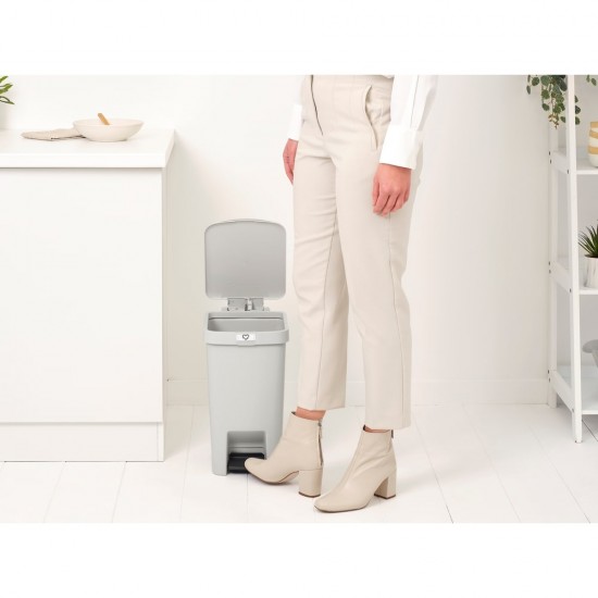 Кош за смет с педал Brabantia StepUp 16L, Light Grey Кош за смет с педал Brabantia StepUp 16L, Light Grey