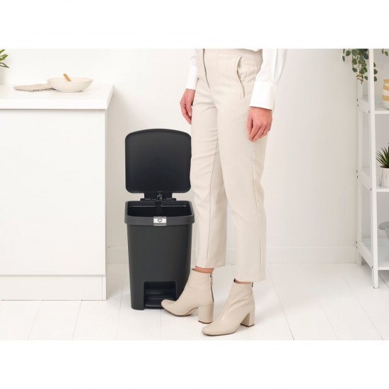 Кош за смет с педал Brabantia StepUp 25L, Dark Grey Кош за смет с педал Brabantia StepUp 25L, Dark Grey