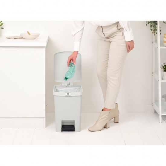 Кош за смет с педал Brabantia StepUp 25L, Light Grey Кош за смет с педал Brabantia StepUp 25L, Light Grey