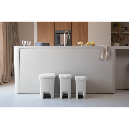 Кош за смет с педал Brabantia StepUp 25L, Light Grey Кош за смет с педал Brabantia StepUp 25L, Light Grey