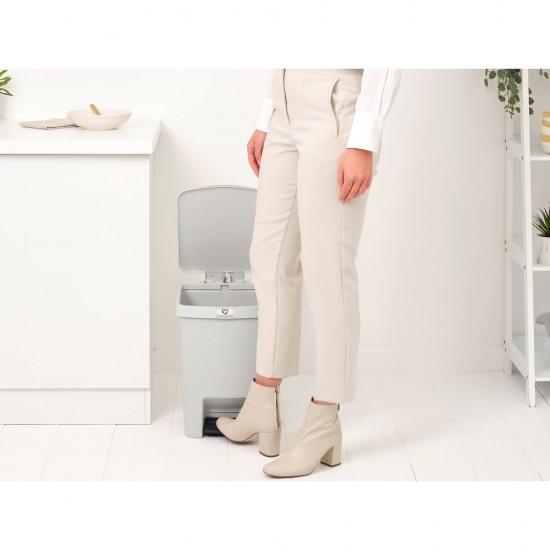 Кош за смет с педал Brabantia StepUp 25L, Light Grey Кош за смет с педал Brabantia StepUp 25L, Light Grey