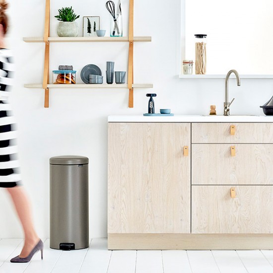 Кош за смет с педал Brabantia NewIcon 30L, Platinum Кош за смет с педал Brabantia NewIcon 30L, Platinum