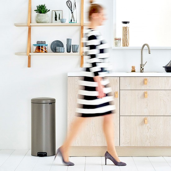 Кош за смет с педал Brabantia NewIcon 30L, Platinum Кош за смет с педал Brabantia NewIcon 30L, Platinum