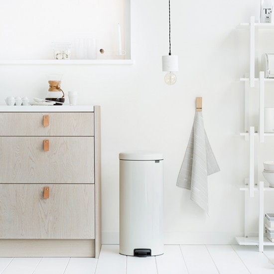 Кош за смет с педал Brabantia NewIcon 30L, Whiite, метална кофа Кош за смет с педал Brabantia NewIcon 30L, Whiite, метална кофа