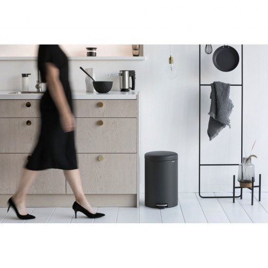 Кош за смет с педал Brabantia NewIcon 20L, Mineral Infinite Grey Кош за смет с педал Brabantia NewIcon 20L, Mineral Infinite Grey